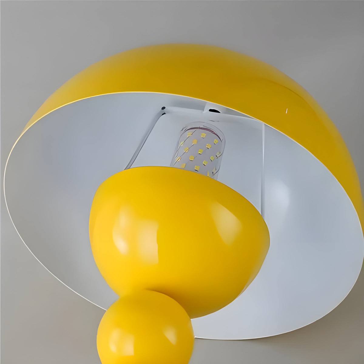Skandinavische minimalistische dimmbare Nachttischlampe in Form einer Blütenknospe