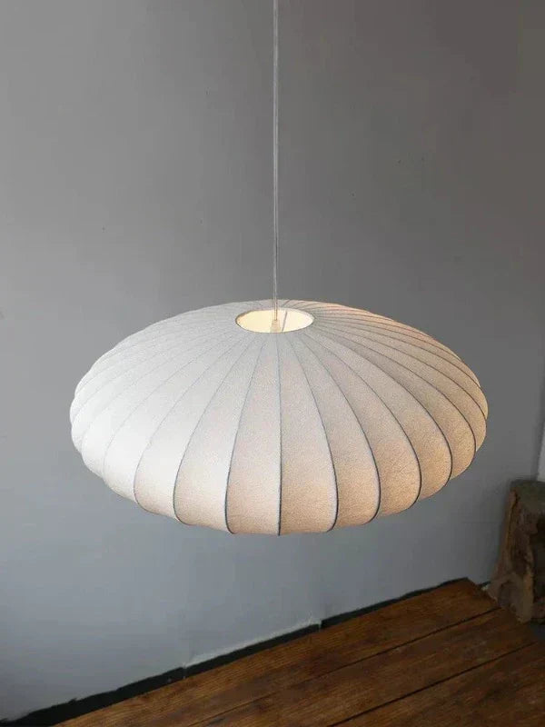 Luxuriöse Pendelleuchte mit Seidenschirm und Kristallkrone