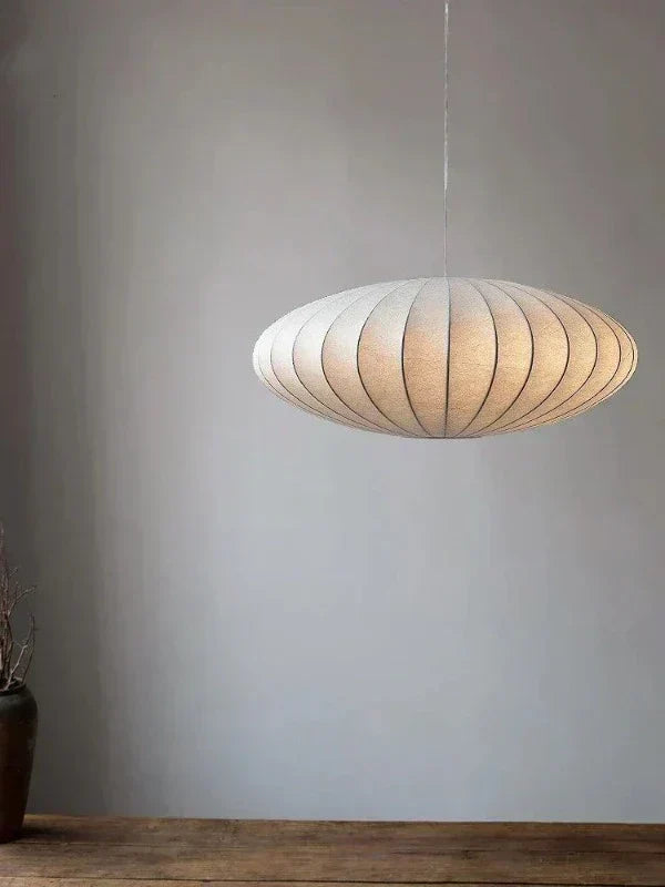 Luxuriöse Pendelleuchte mit Seidenschirm und Kristallkrone
