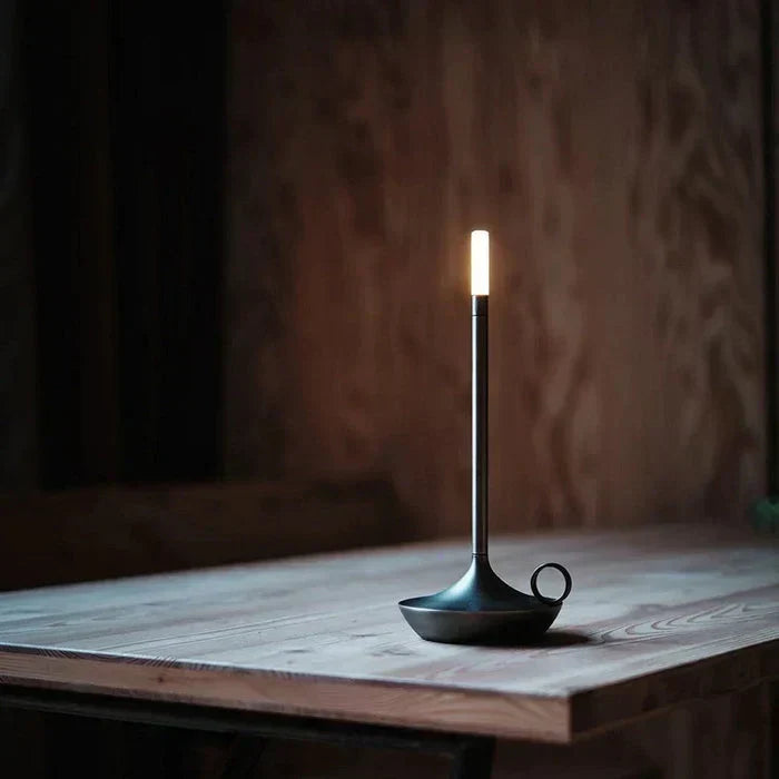 Schlanke aufladbare dimmbare Aluminium-Tischlampe in Kerzenform