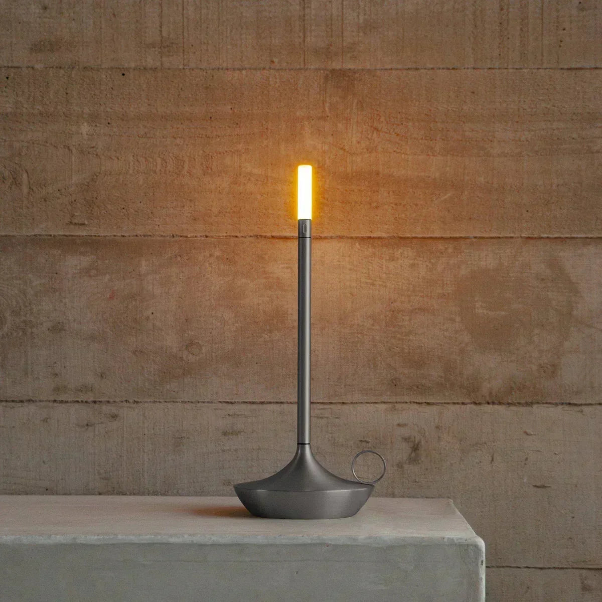 Schlanke aufladbare dimmbare Aluminium-Tischlampe in Kerzenform