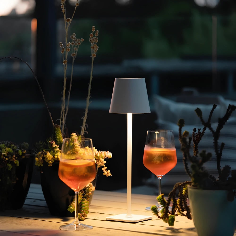 Schlanke moderne wasserdichte kabellose, wiederaufladbare dimmbare Metall-Tischlampe mit Touch-Steuerung