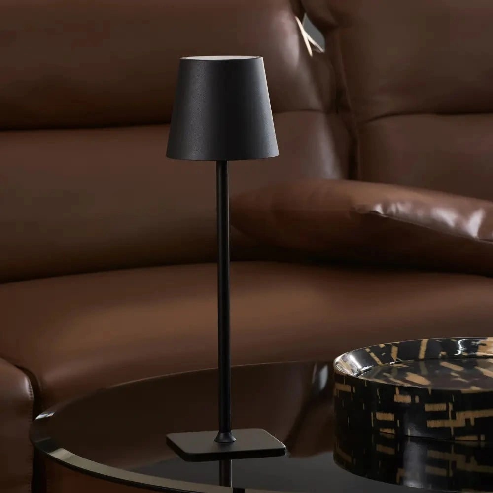 Schlanke moderne wasserdichte kabellose, wiederaufladbare dimmbare Metall-Tischlampe mit Touch-Steuerung