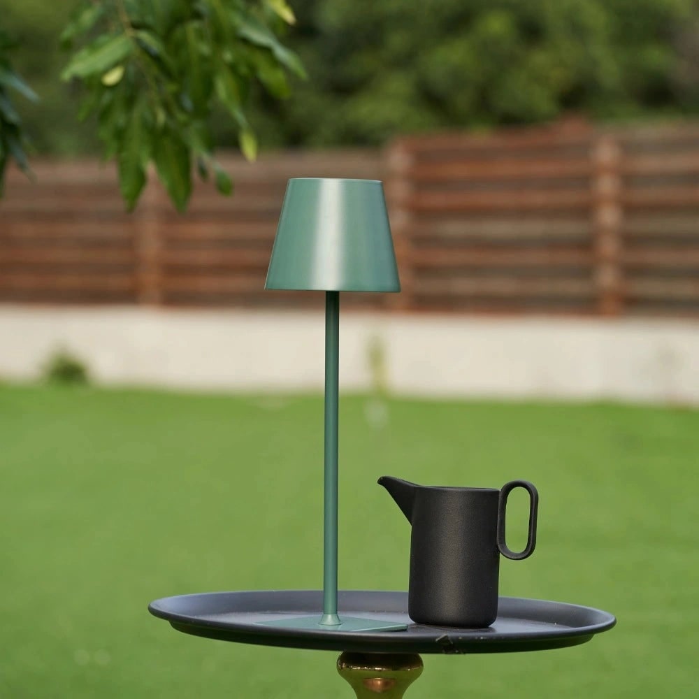 Schlanke moderne wasserdichte kabellose, wiederaufladbare dimmbare Metall-Tischlampe mit Touch-Steuerung