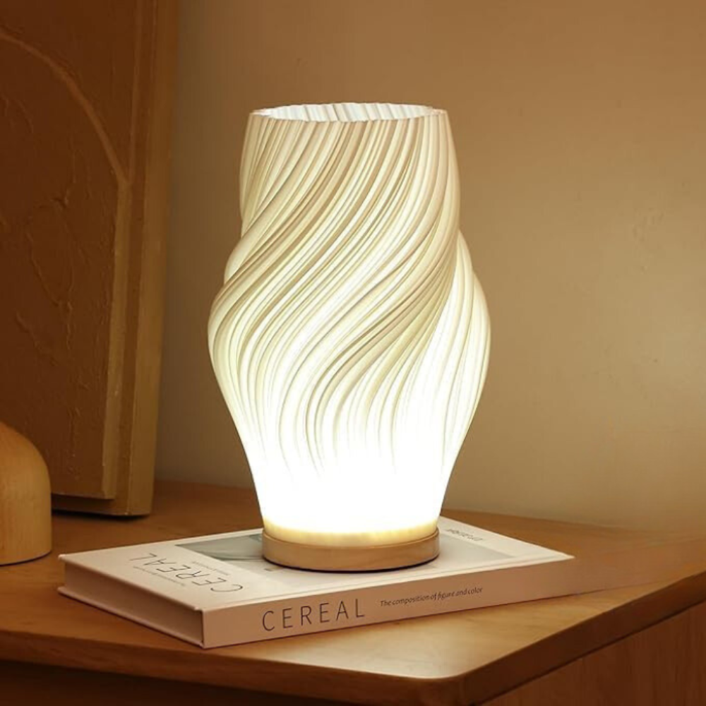 Skulpturaler Wellenschirm mit Holzbasis, dimmbare Tischlampe