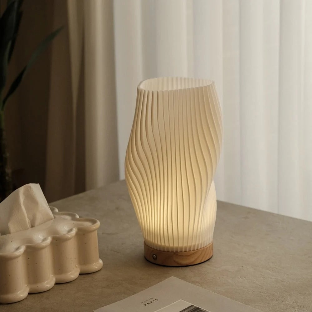 Skulpturaler Wellenschirm mit Holzbasis, dimmbare Tischlampe