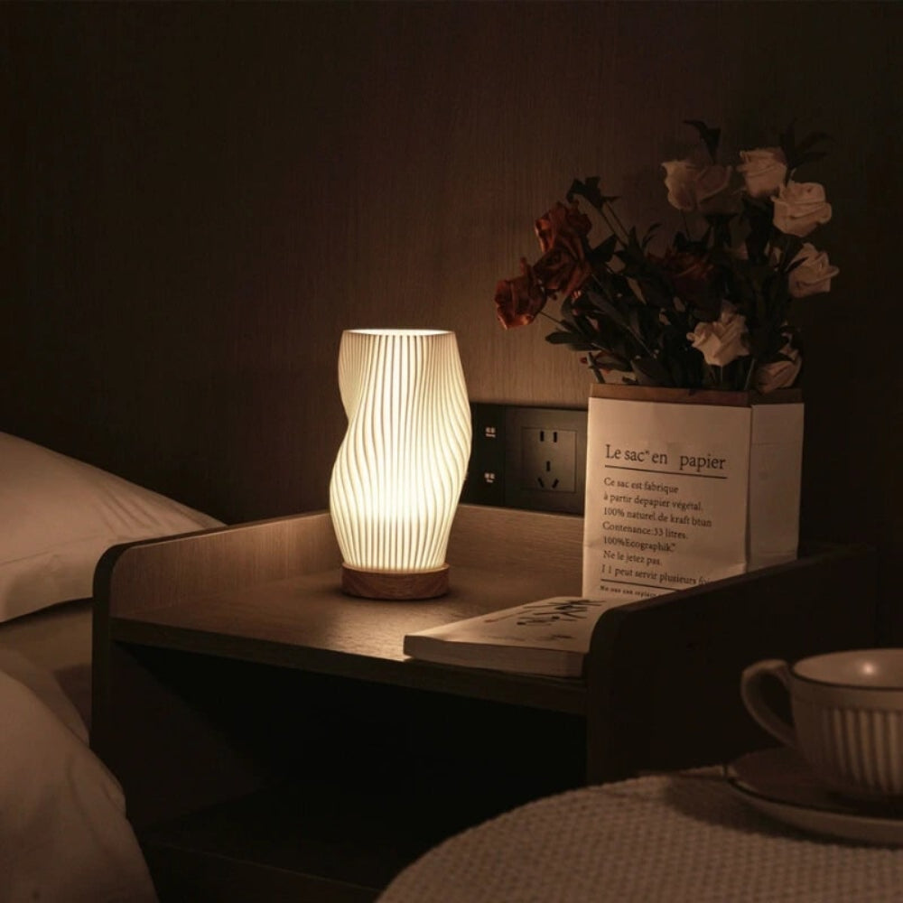 Skulpturaler Wellenschirm mit Holzbasis, dimmbare Tischlampe