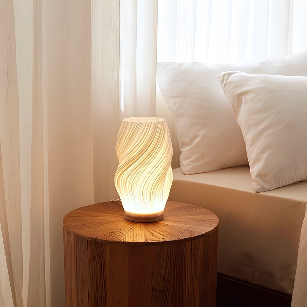 Skulpturaler Wellenschirm mit Holzbasis, dimmbare Tischlampe