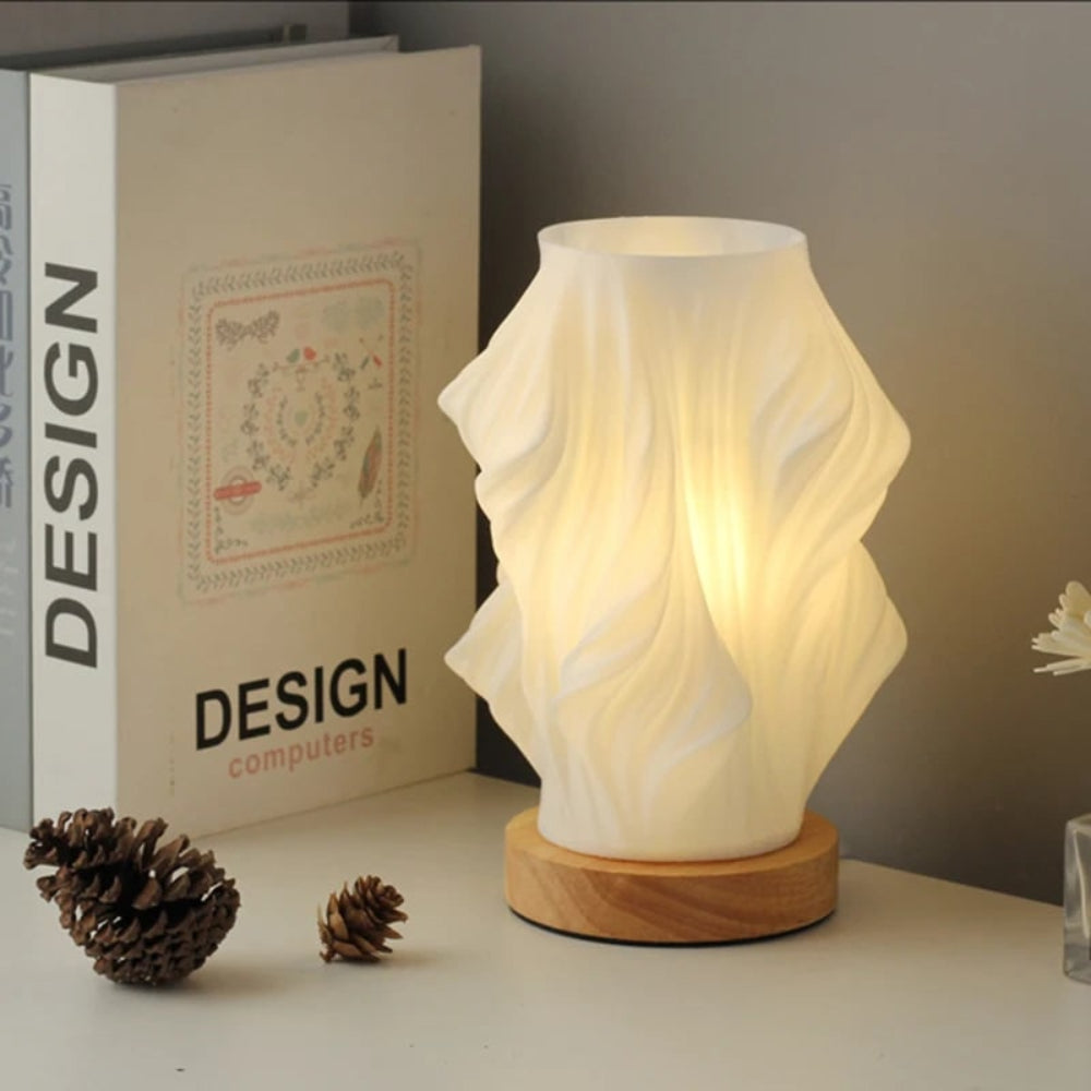 Skulpturaler Wellenschirm mit Holzbasis, dimmbare Tischlampe