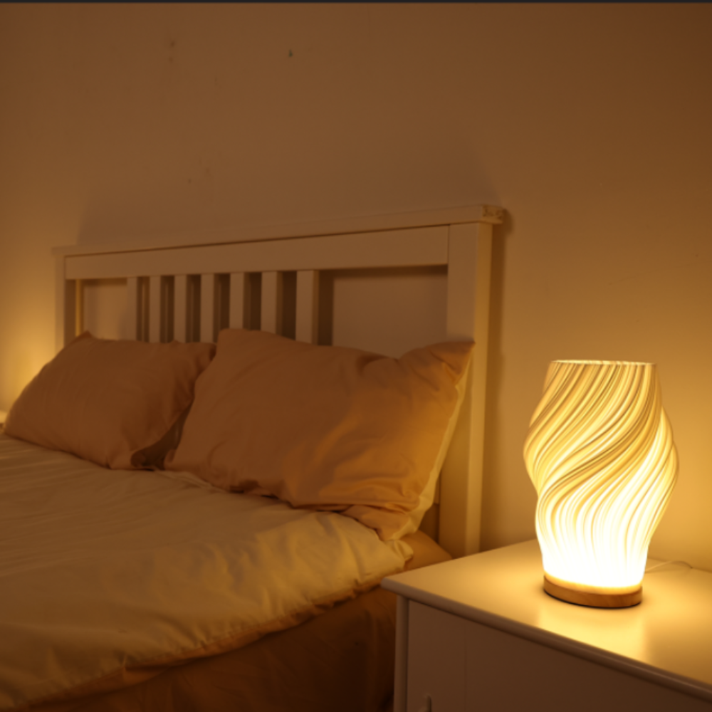 Skulpturaler Wellenschirm mit Holzbasis, dimmbare Tischlampe
