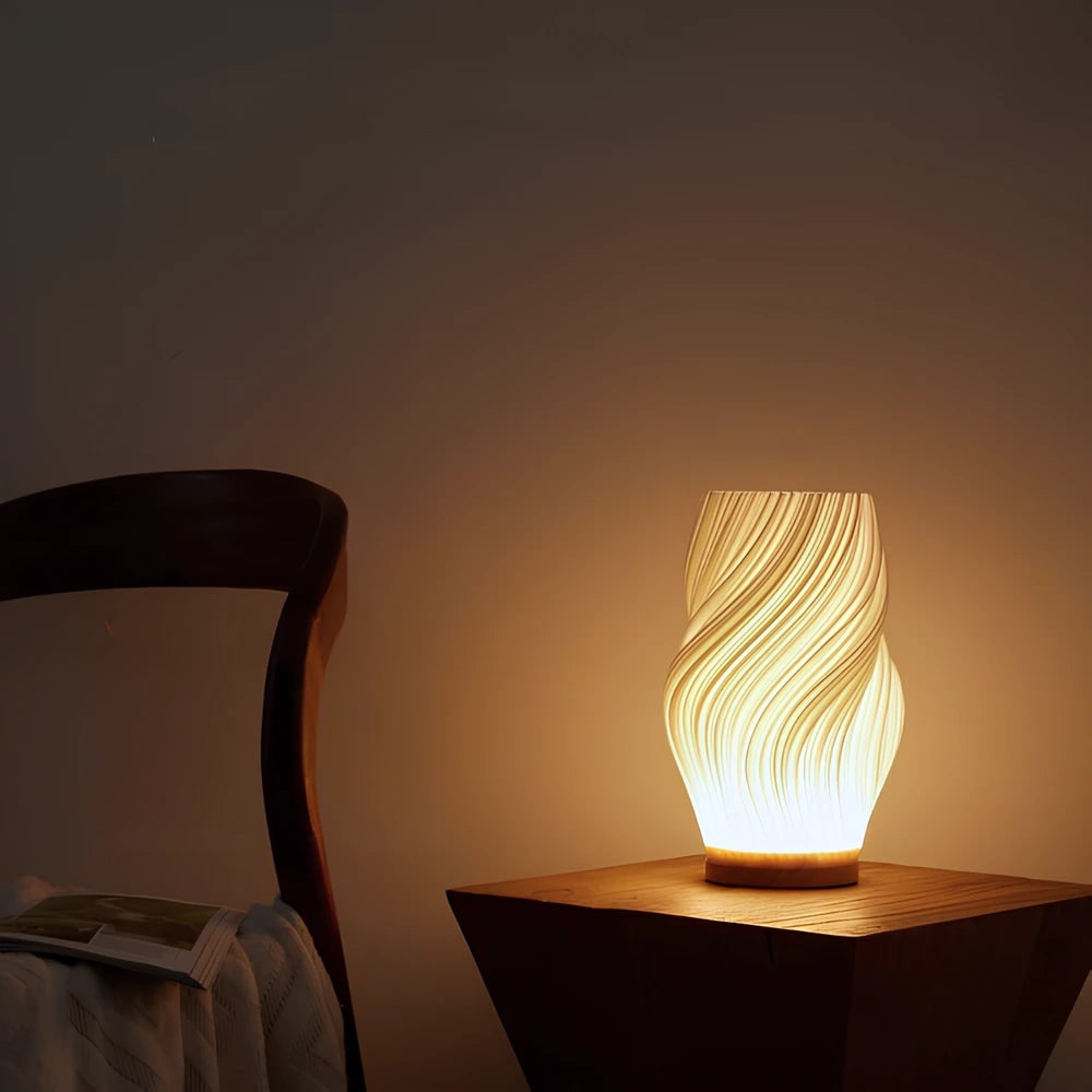 Skulpturaler Wellenschirm mit Holzbasis, dimmbare Tischlampe