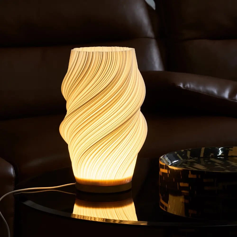 Skulpturaler Wellenschirm mit Holzbasis, dimmbare Tischlampe