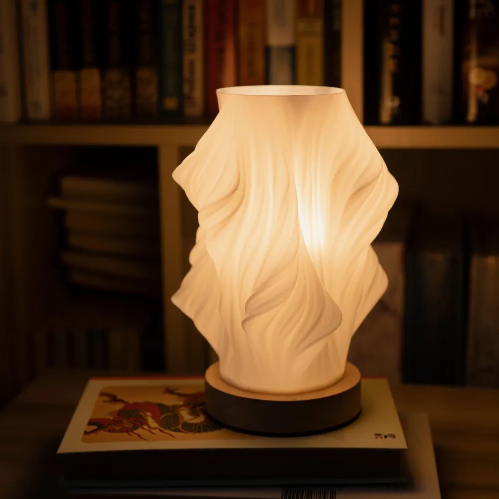 Skulpturaler Wellenschirm mit Holzbasis, dimmbare Tischlampe
