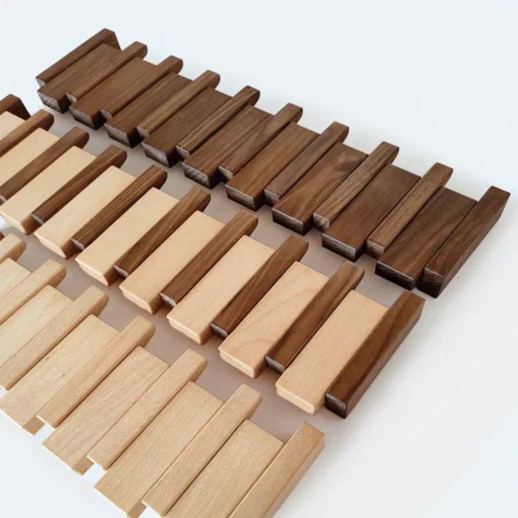 Moderne wandmontierte Garderobenleiste aus Holz im Klavierdesign