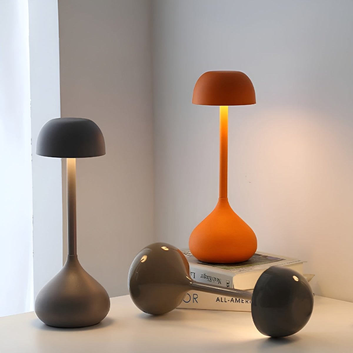 Skulpturale wiederaufladbare dimmbare Aluminium-Tischlampe mit Pilzkuppel