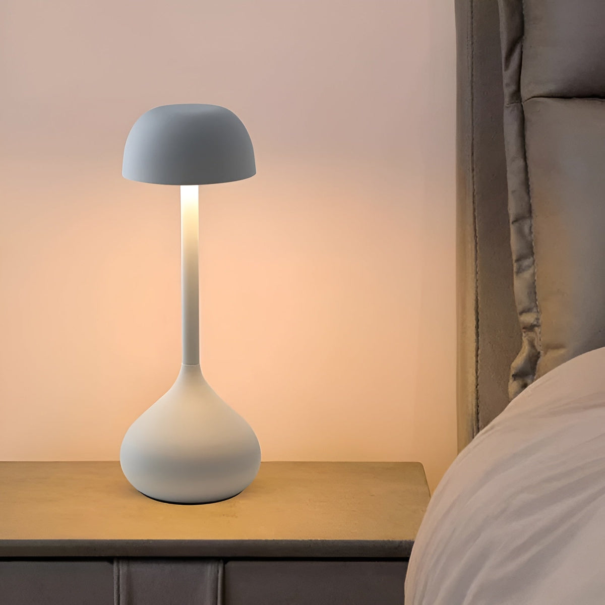 Skulpturale wiederaufladbare dimmbare Aluminium-Tischlampe mit Pilzkuppel