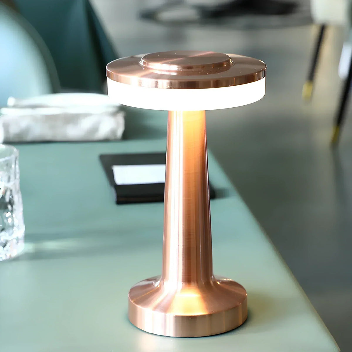 Kabellose aufladbare dimmbare Vintage-Tischlampe aus Metall mit stimmungsvollem Leuchten