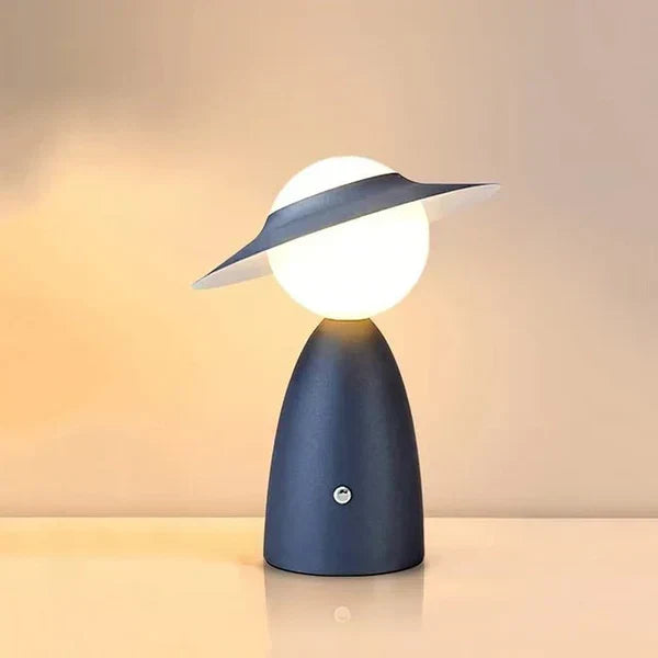 Verspielte kabellose Metalltischlampe mit Hut-Silhouette, Touch-Steuerung und Dimmfunktion