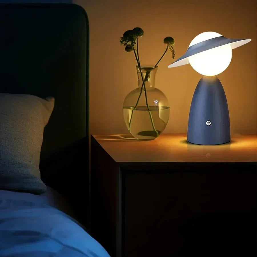 Verspielte kabellose Metalltischlampe mit Hut-Silhouette, Touch-Steuerung und Dimmfunktion