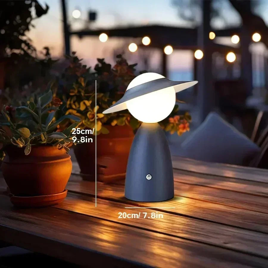 Verspielte kabellose Metalltischlampe mit Hut-Silhouette, Touch-Steuerung und Dimmfunktion