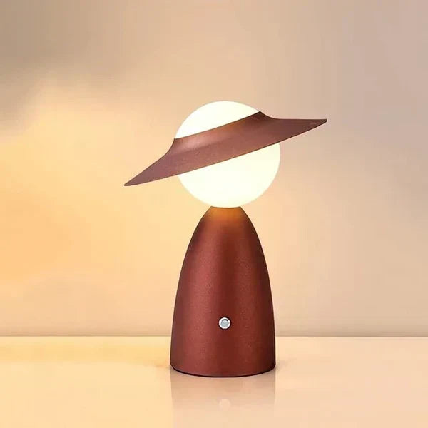 Verspielte kabellose Metalltischlampe mit Hut-Silhouette, Touch-Steuerung und Dimmfunktion