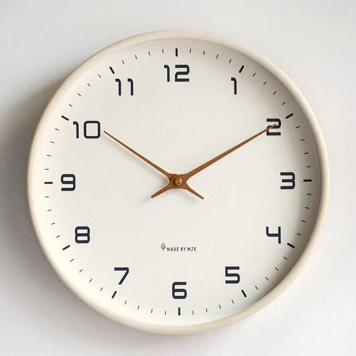 Nordische quadratische leise Wanduhr aus Massivholz