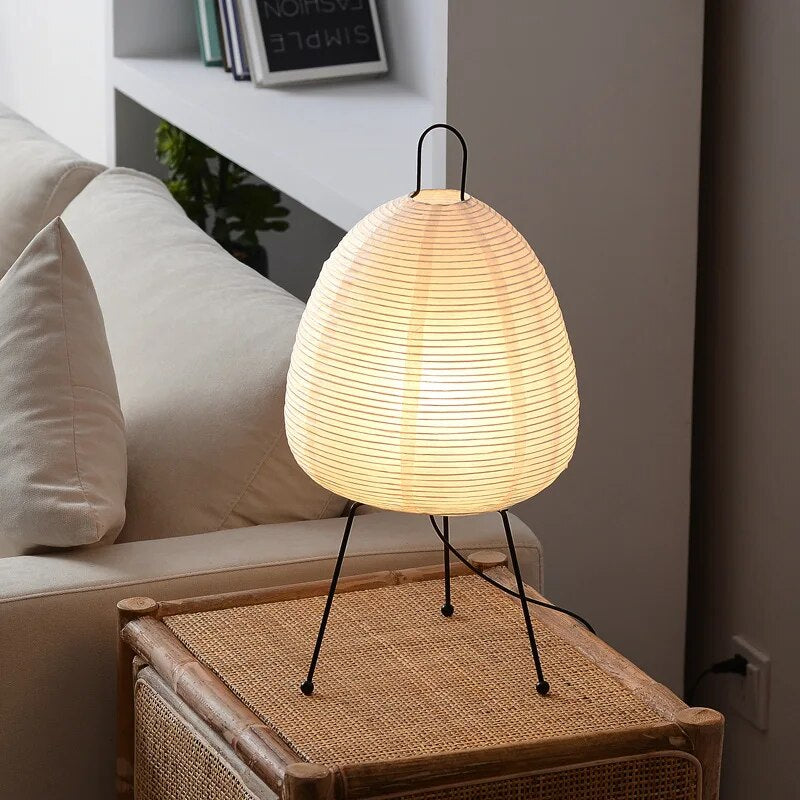 Minimalistische japanische Zen-Tischlampe mit Reispapier und Stativ für stimmungsvolle Beleuchtung