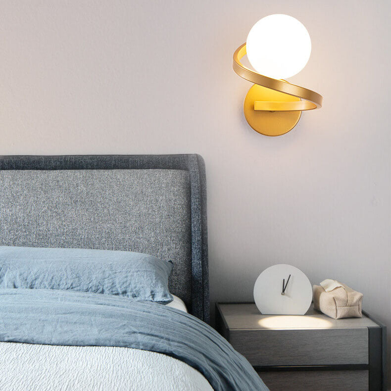Moderne Wandleuchte mit spiralförmigem Rahmen und mattierter Glaskugel