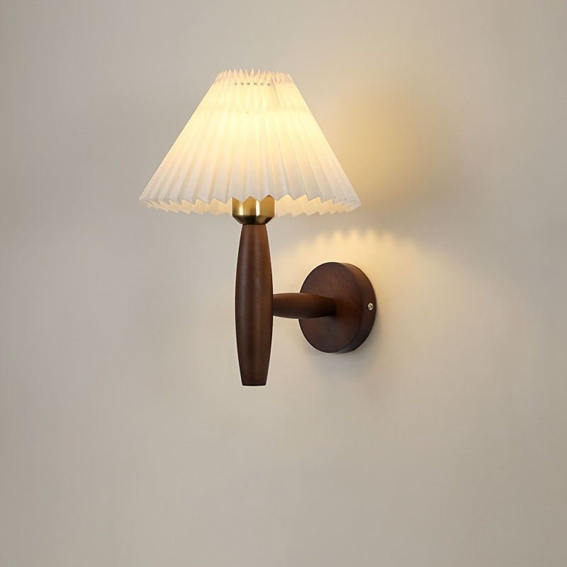 Nordische Wandleuchte aus Holz mit plissiertem Schirm für das Bett