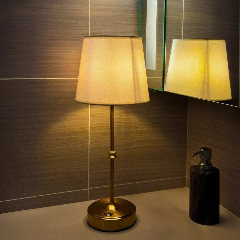 Wiederaufladbare dimmbare kabellose Tischlampe mit gebürstetem Metallfuß und Stoffschirm