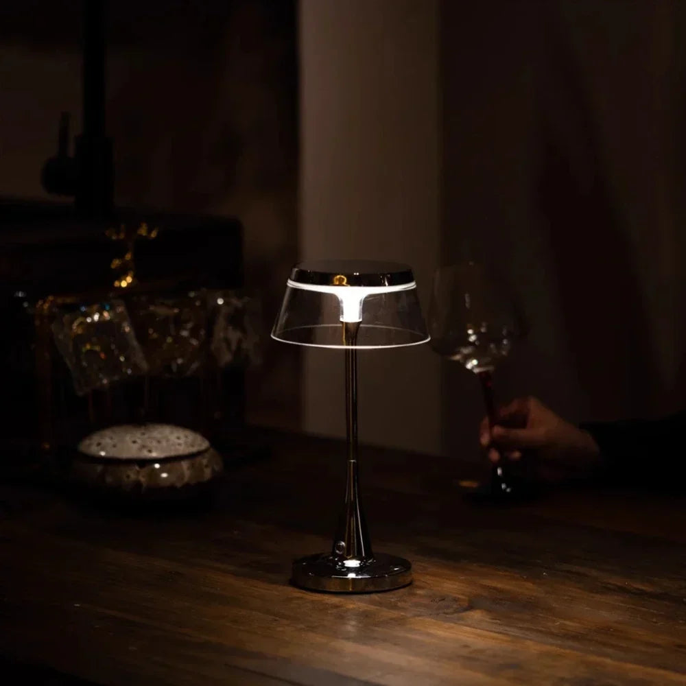 Kabellose wiederaufladbare dimmbare Tischlampe mit durchscheinendem Acrylschirm und Metallfuß