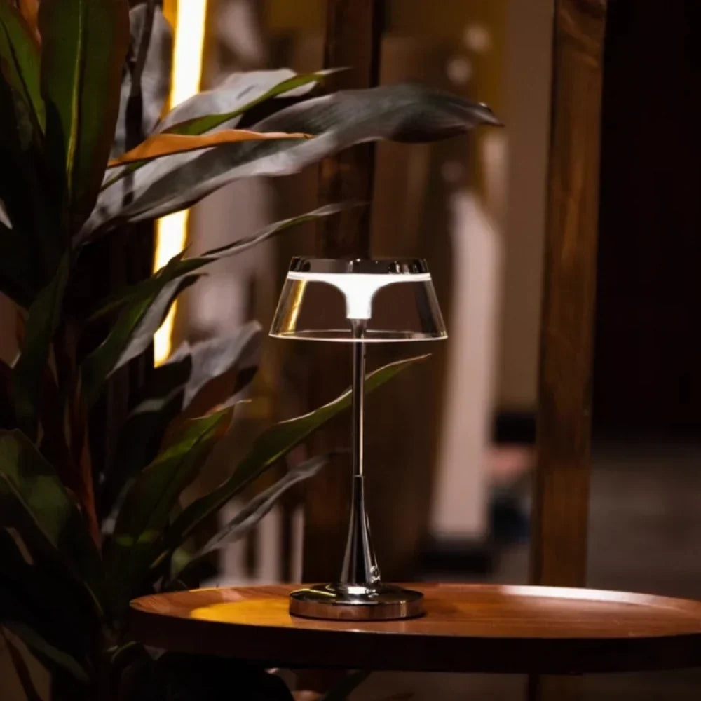Kabellose wiederaufladbare dimmbare Tischlampe mit durchscheinendem Acrylschirm und Metallfuß