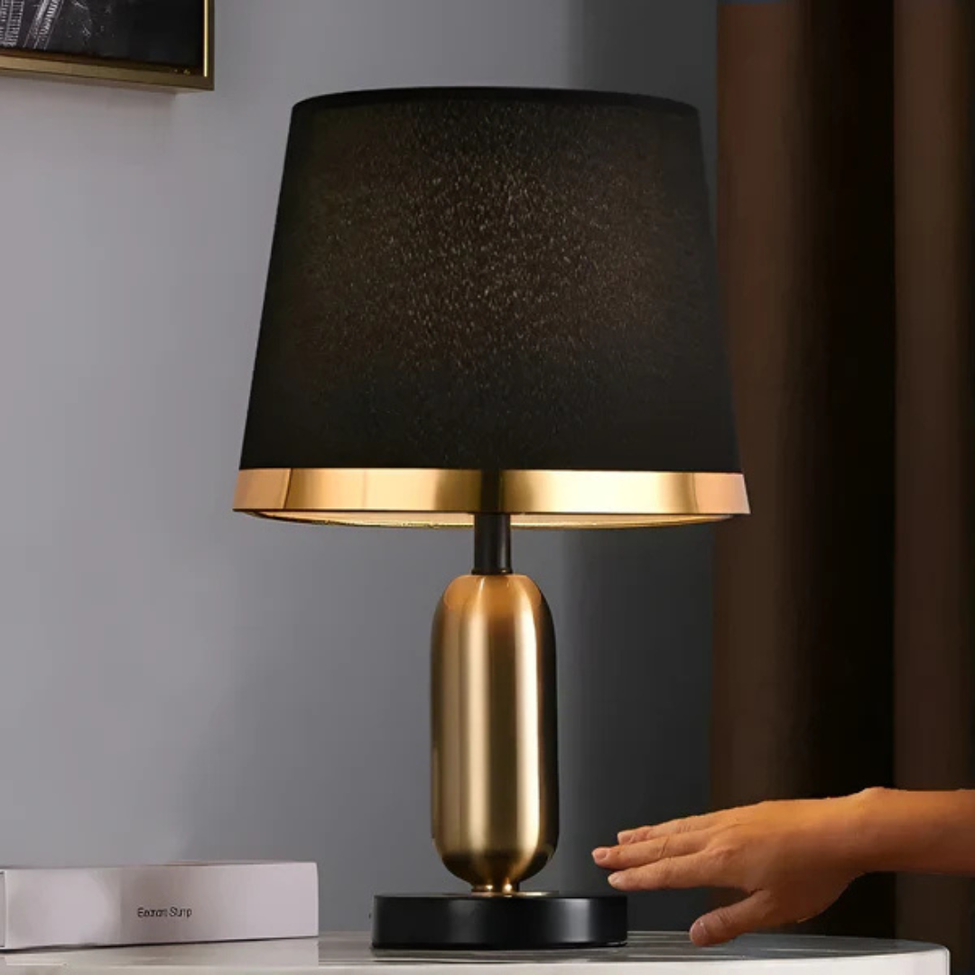 Akzent-Tischlampe im Retro-Vintage-Stil mit Stoffschirm und Metallfuß