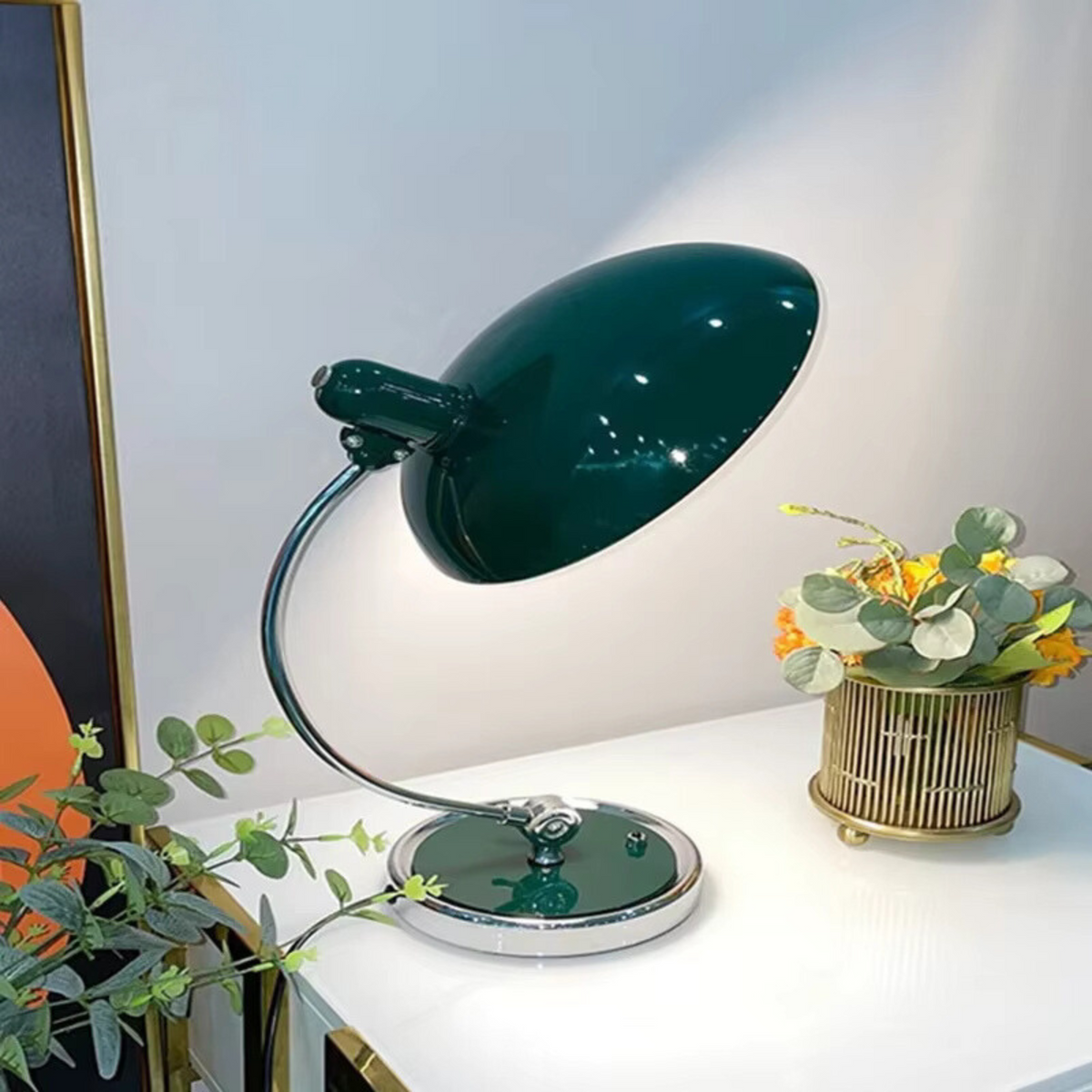 Skulpturale Chrom-Tischlampe mit geschwungenem Arm im Bauhaus- und skandinavischen Stil
