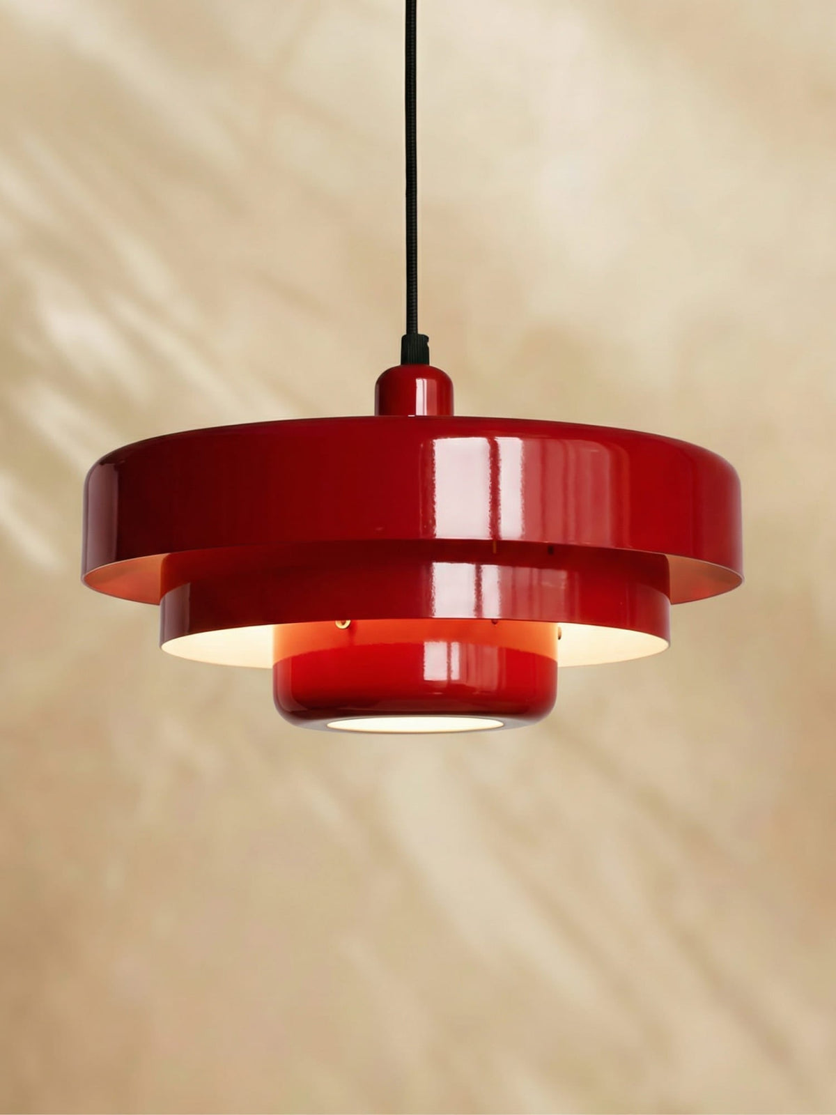 Retro-Pendelleuchte aus Metall im Bauhaus-Stil mit Saugfußbefestigung
