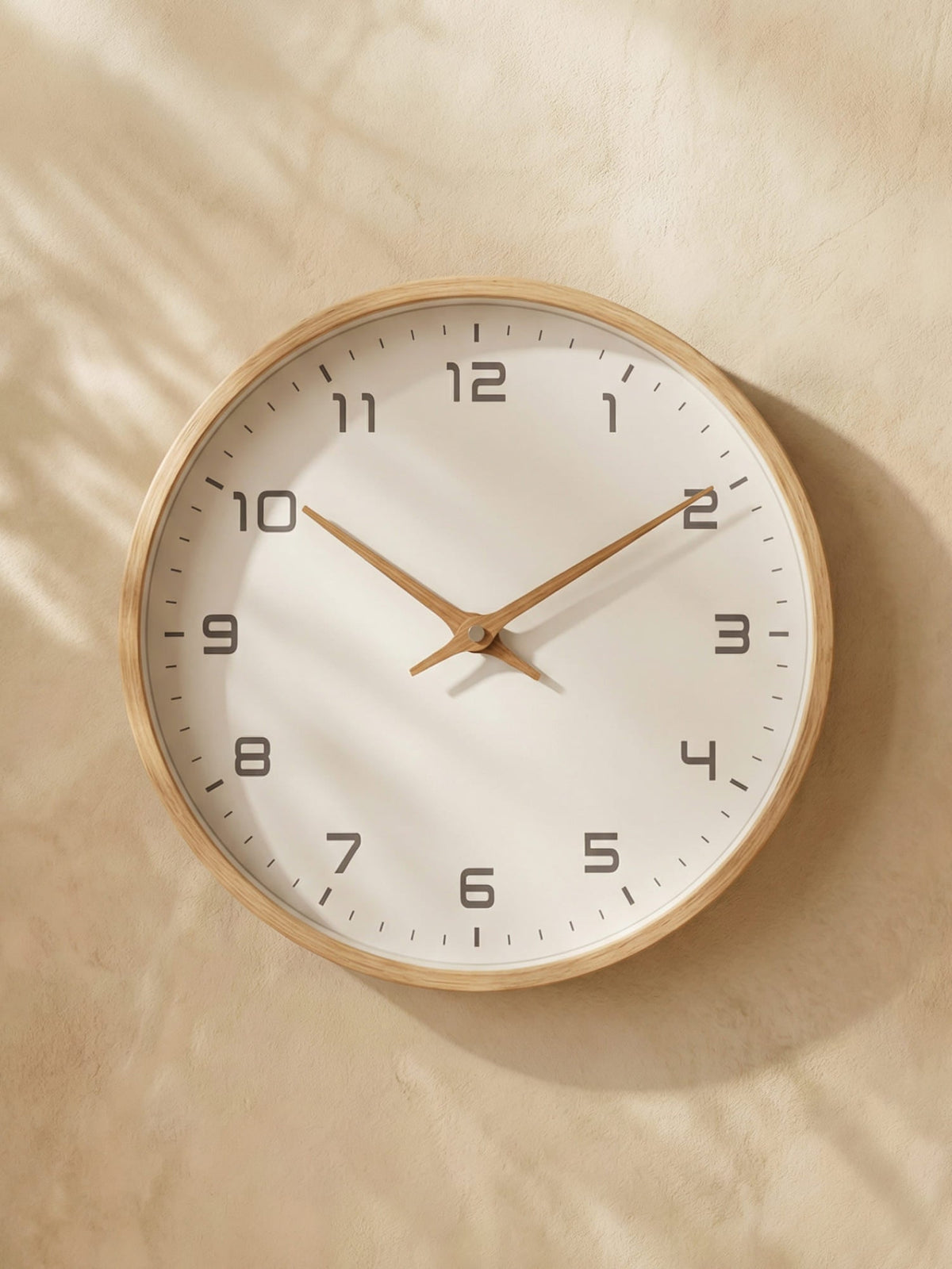 Nordische quadratische leise Wanduhr aus Massivholz