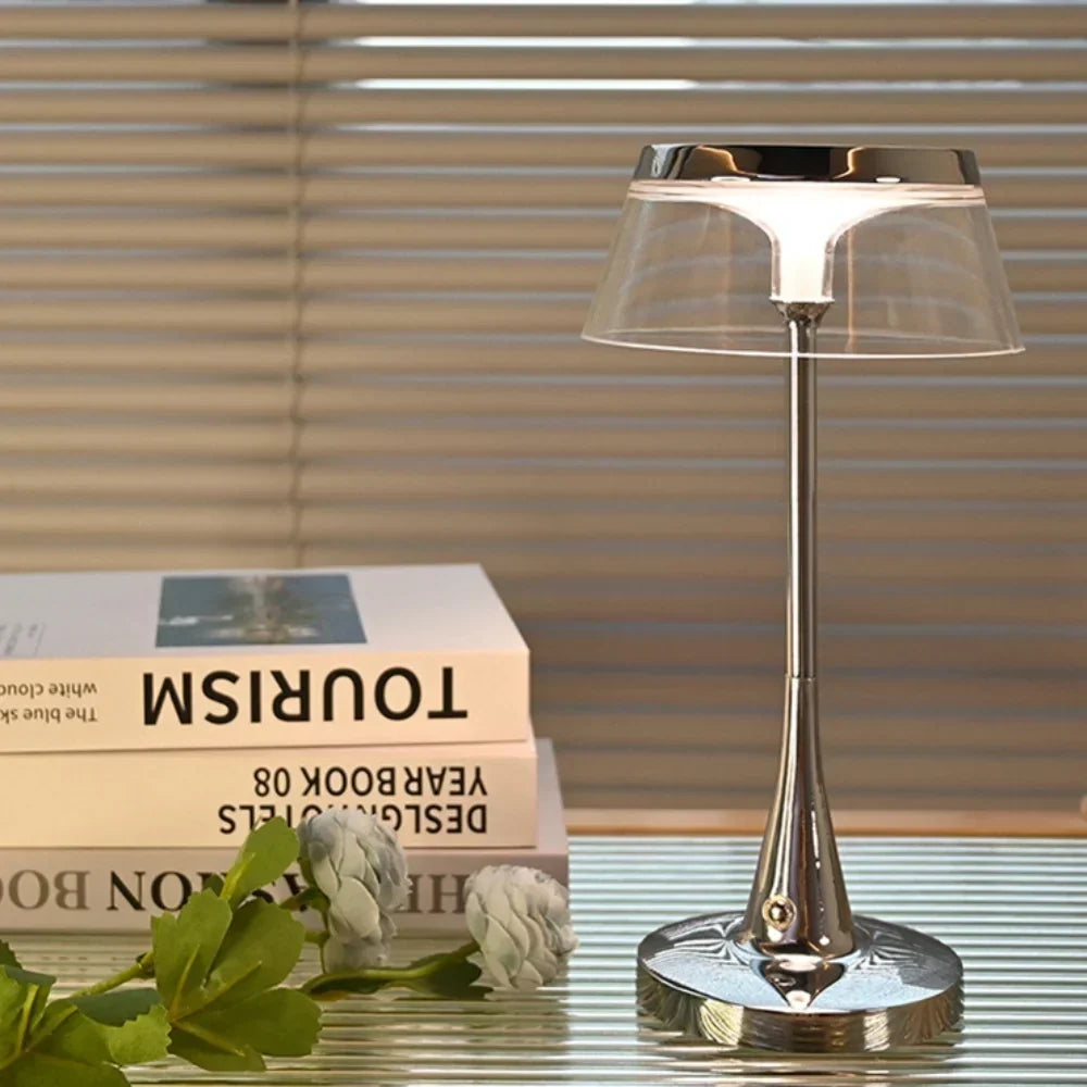 Kabellose wiederaufladbare dimmbare Tischlampe mit durchscheinendem Acrylschirm und Metallfuß
