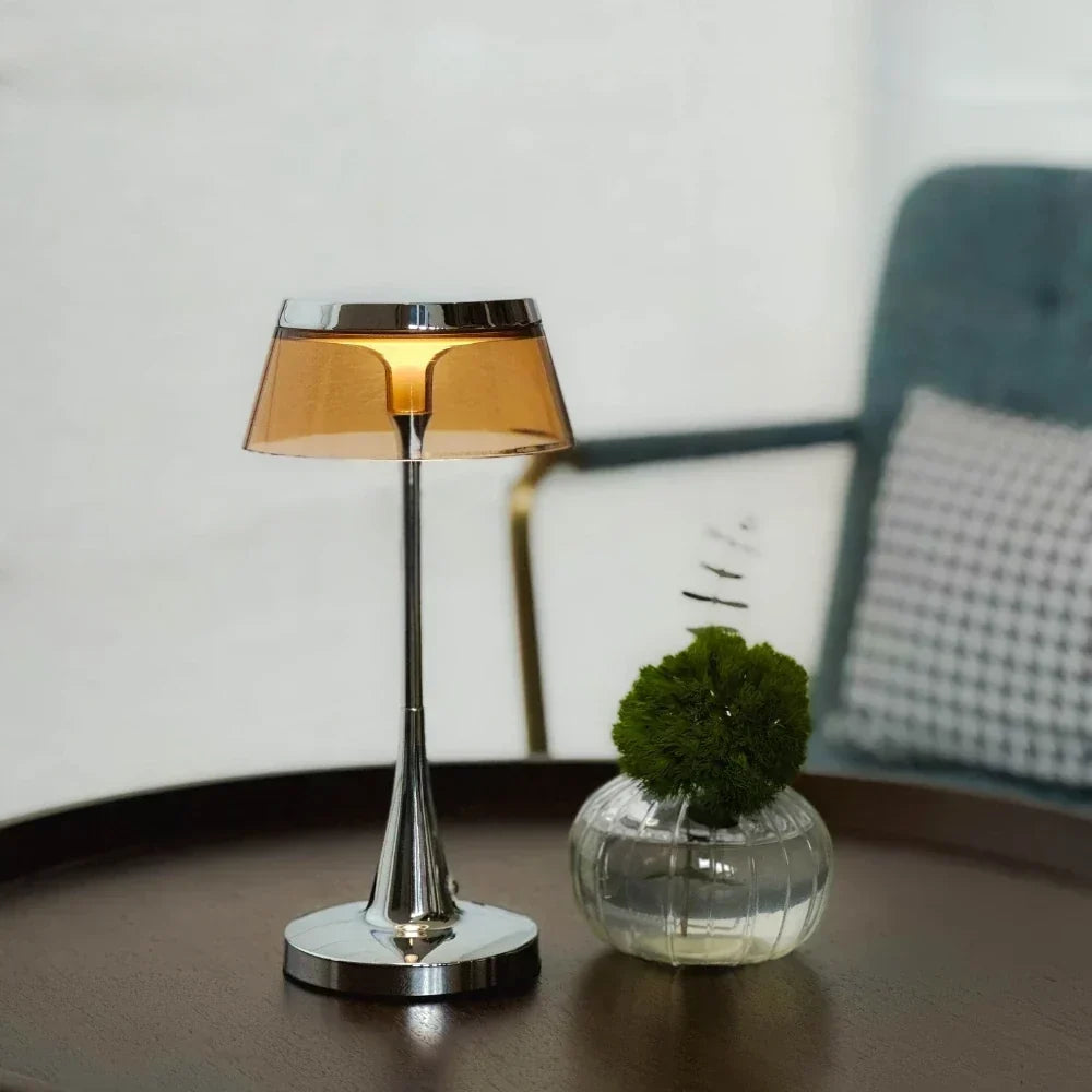 Kabellose wiederaufladbare dimmbare Tischlampe mit durchscheinendem Acrylschirm und Metallfuß