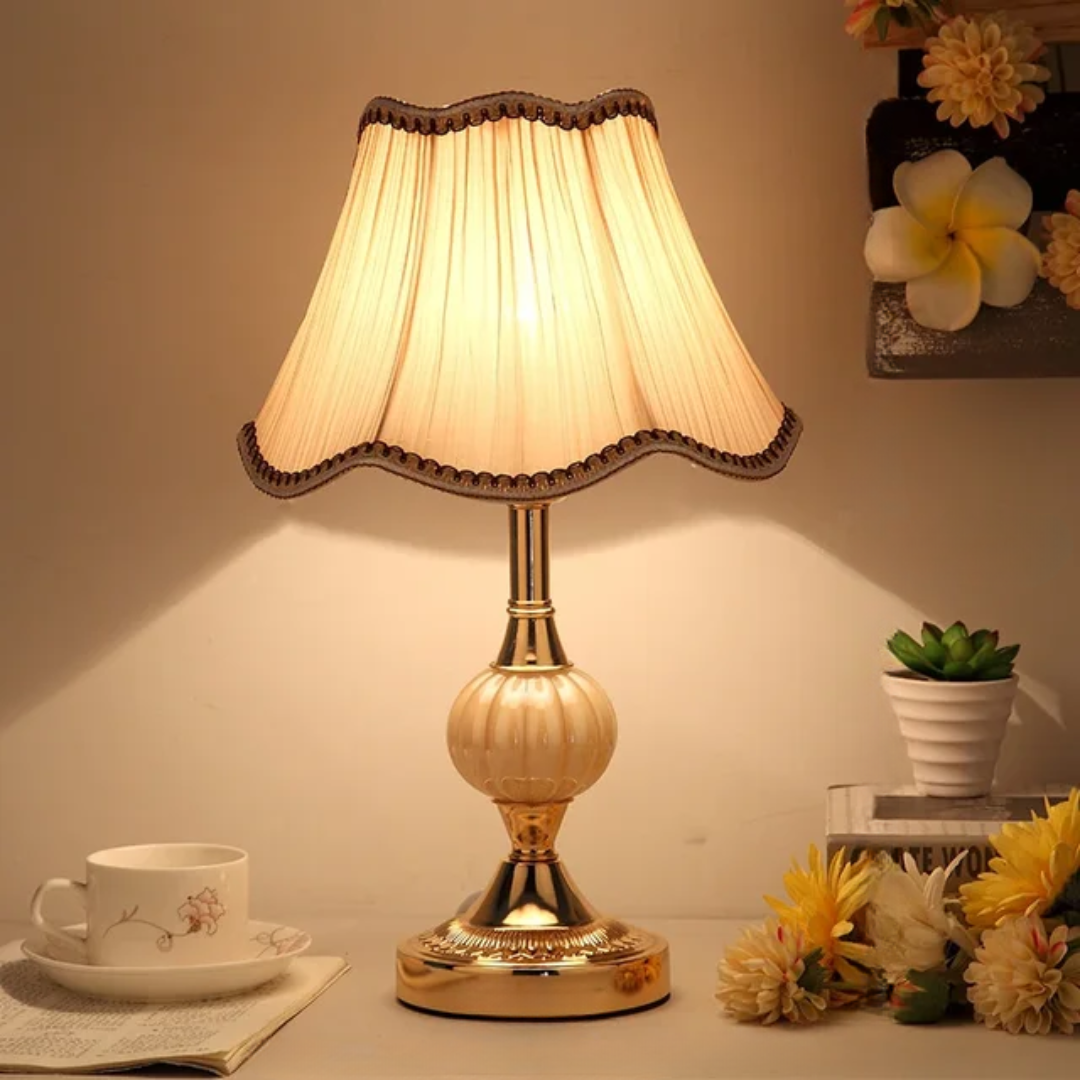 Skandinavische Vintage-Tischlampe für den Nachttisch mit floralem Stoffschirm