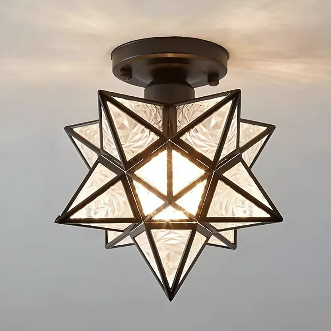 Deckenleuchte mit geometrischem Sternrahmen und mattiertem Glas