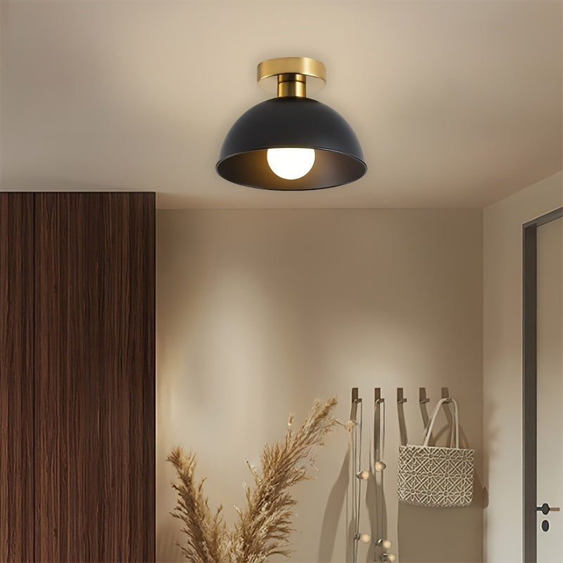 Minimalistische halbflächenbündige Deckenleuchte mit matter Metallkuppel