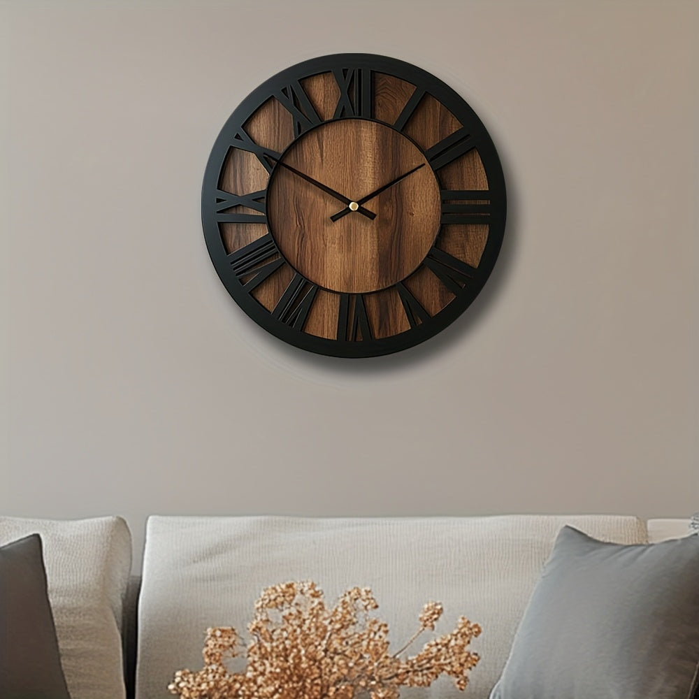 Rustikale Holzwanduhr mit römischen Ziffern und leisem Uhrwerk