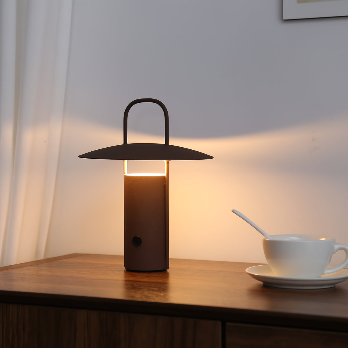Minimalistische wiederaufladbare Tischlampe in Kuppelform aus Metall mit Touch-Steuerung