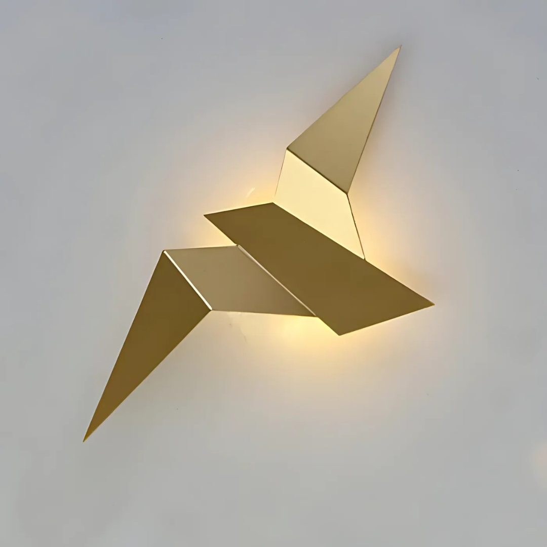 Skulpturale moderne Wandleuchte aus Metall im Origami-inspirierten Design