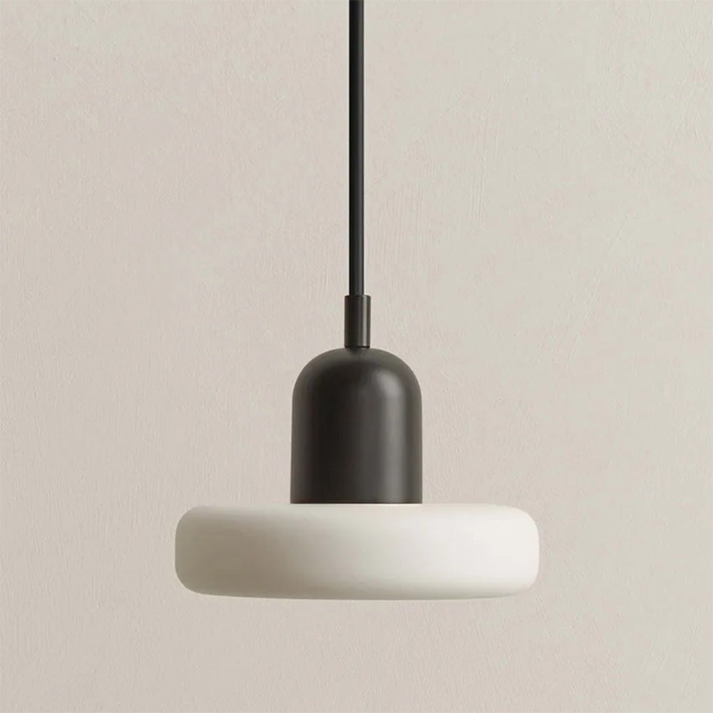 Skandinavische minimalistische Hängeleuchte mit glatter Kuppel aus mattiertem Glas