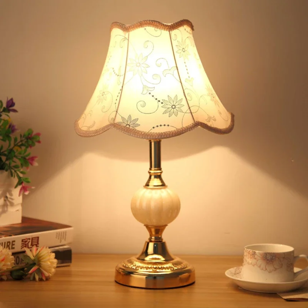 Skandinavische Vintage-Tischlampe für den Nachttisch mit floralem Stoffschirm