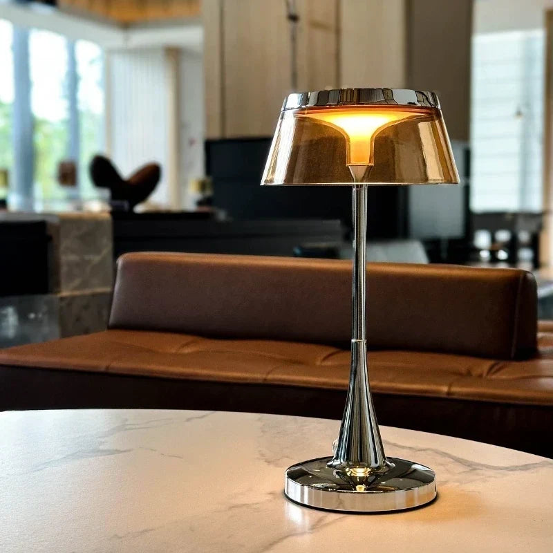 Kabellose wiederaufladbare dimmbare Tischlampe mit durchscheinendem Acrylschirm und Metallfuß