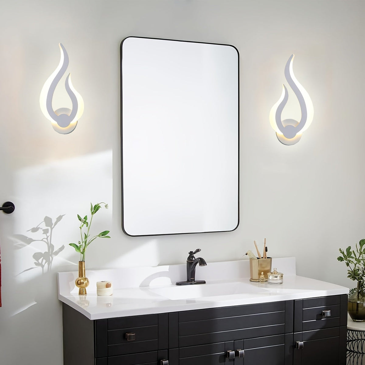 Moderne skulpturale Wandleuchte aus Acryl mit Flammensilhouette