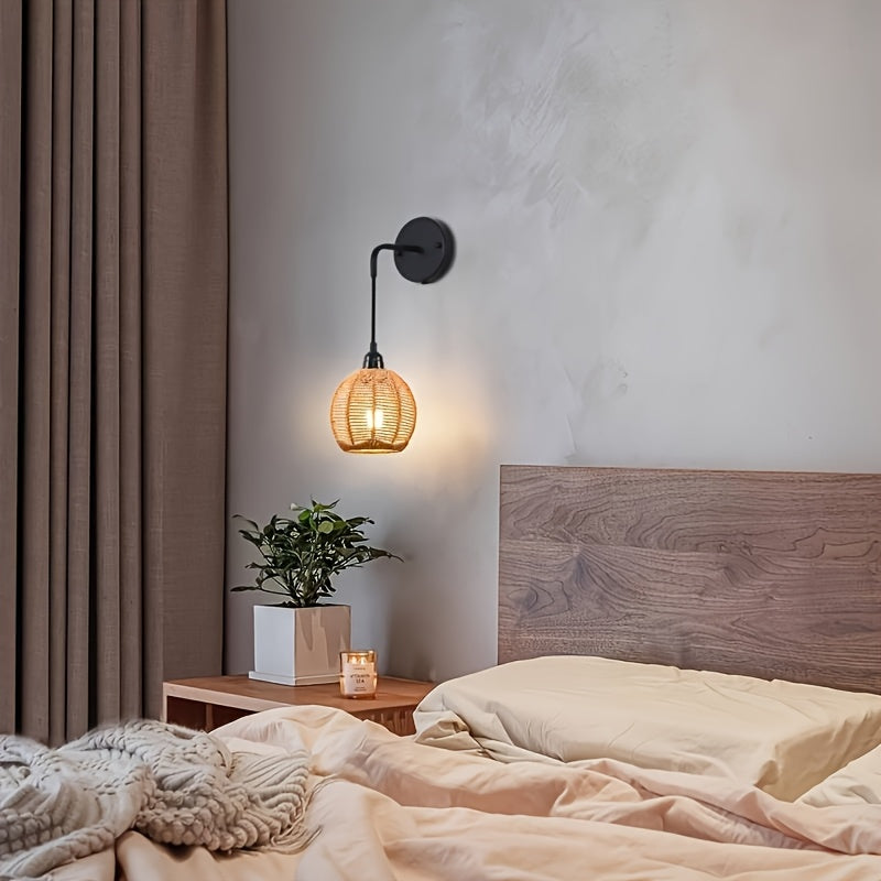 Verstellbare handgeflochtene Rattan-Wandleuchte im Boho- und Landhausstil