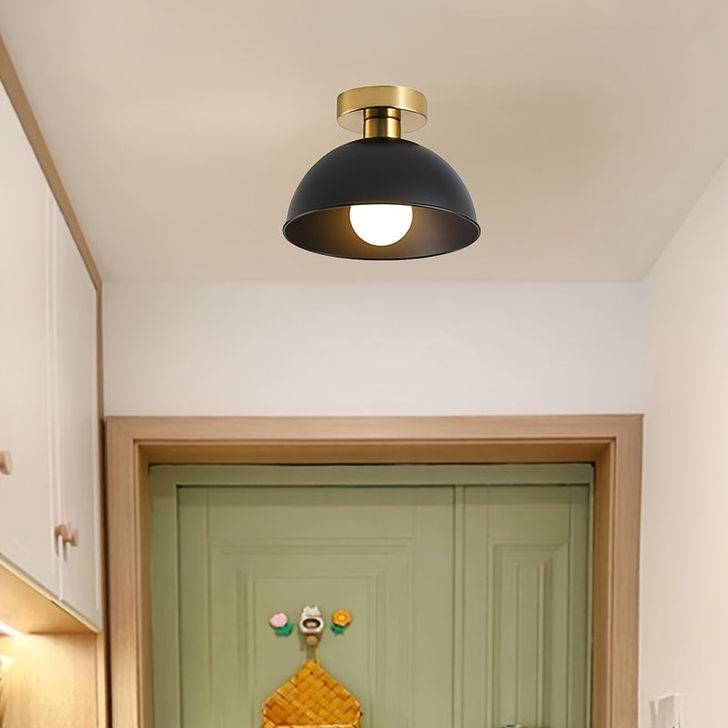 Minimalistische halbflächenbündige Deckenleuchte mit matter Metallkuppel